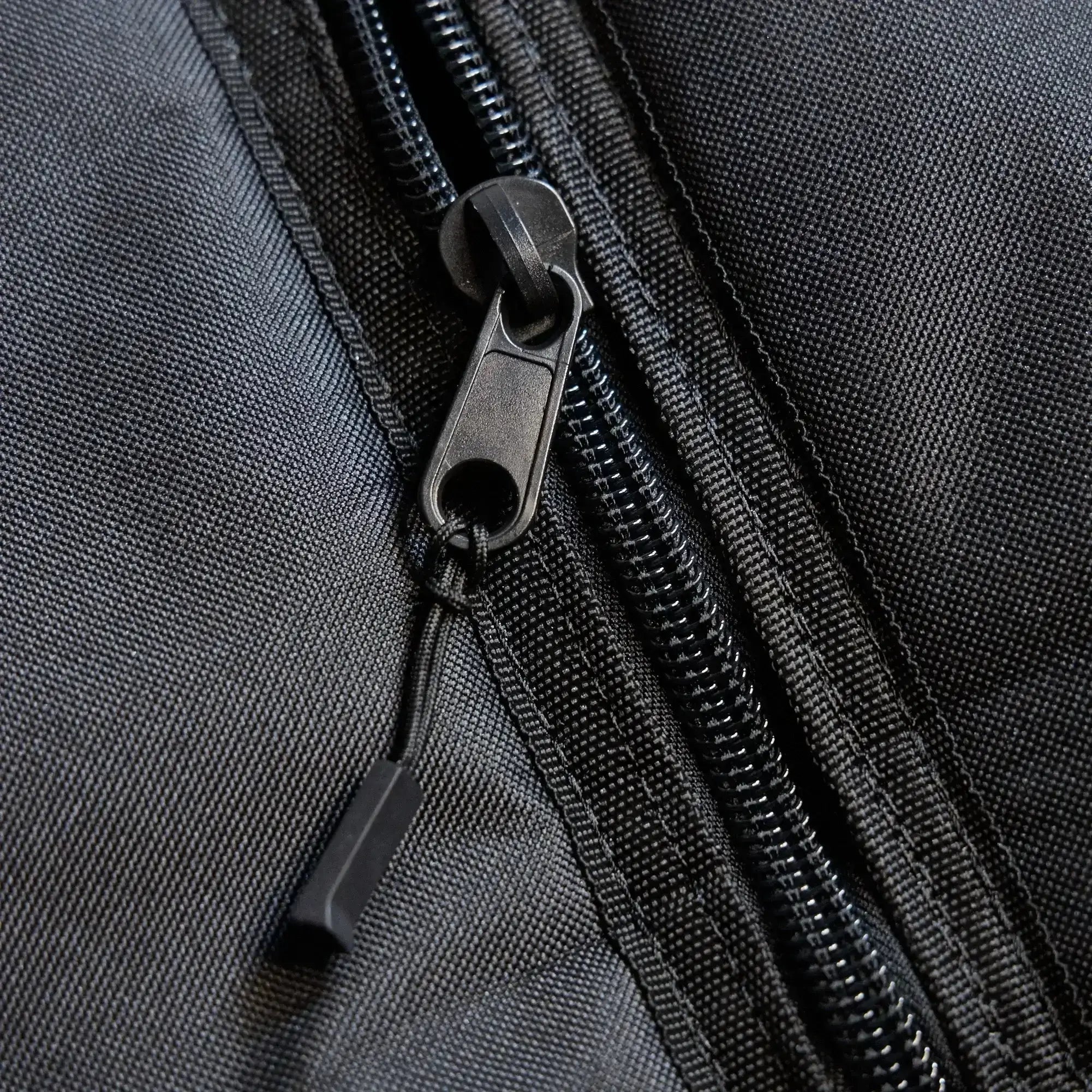 Close-up of non-corrosive zip and 10mm padding on foilboard bag
