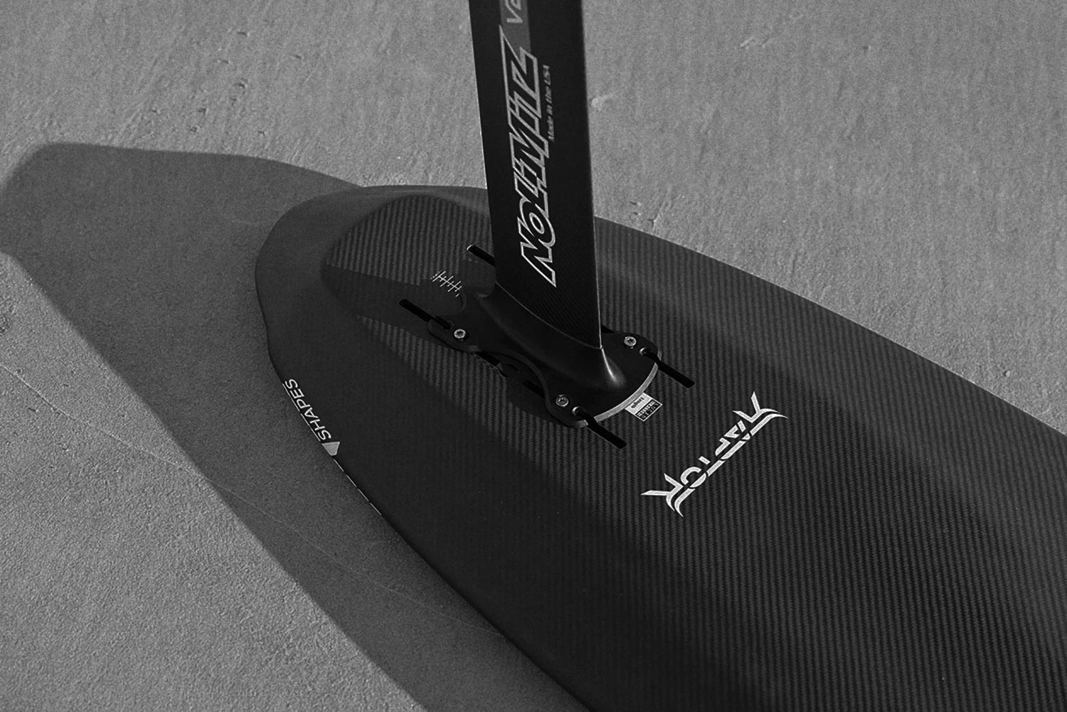 Picture of a NoLimitz foil mast mounted on a foil board