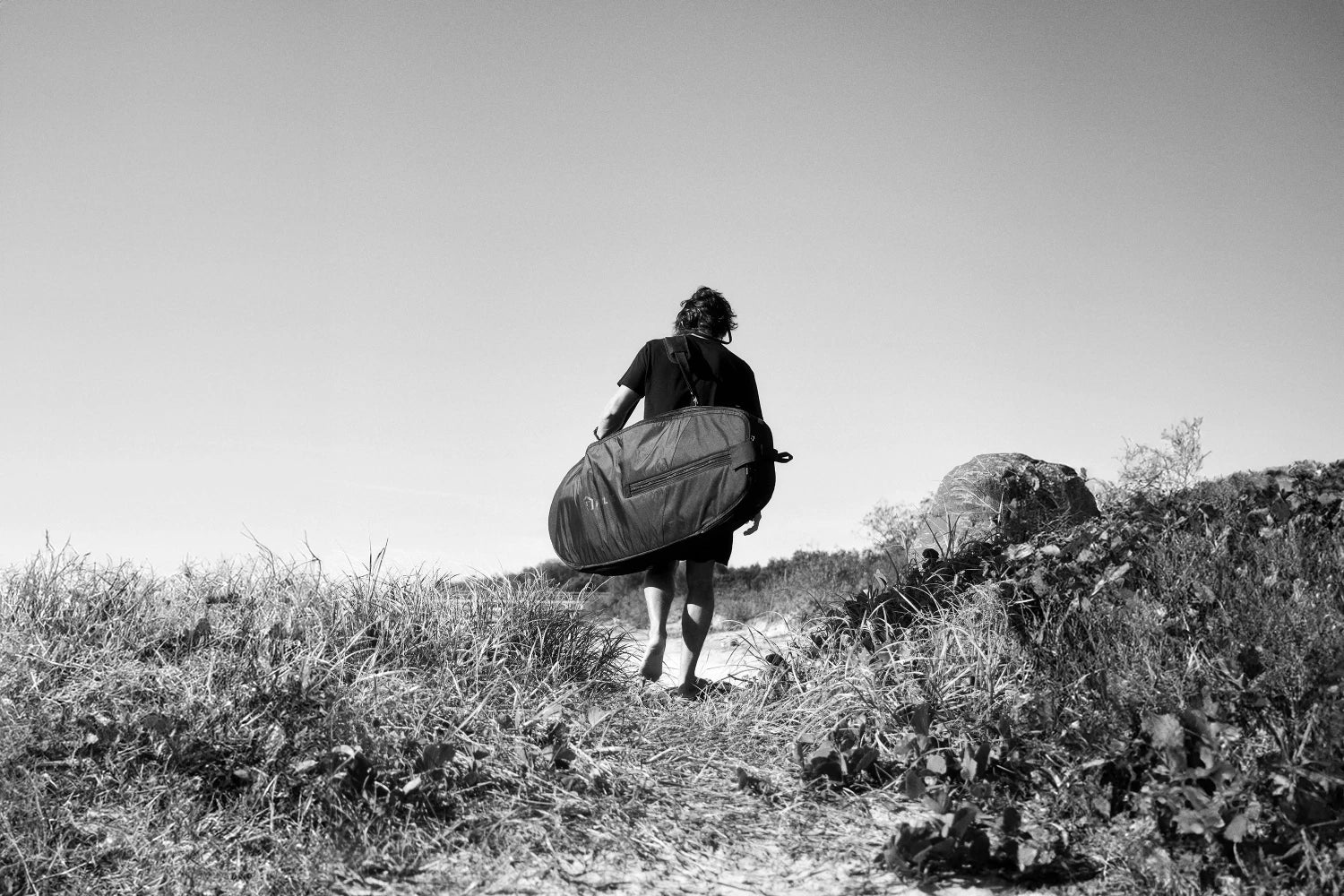 Lifestyle picture of a foiler holding a Foil Tec foil board bag 